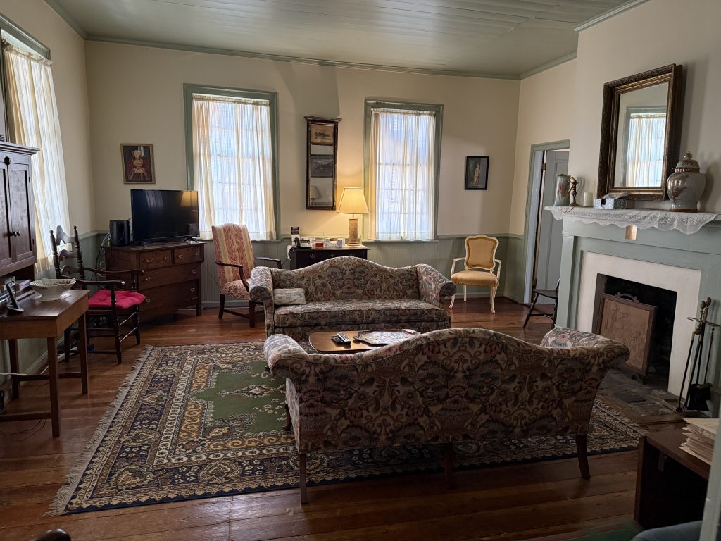 Hearn Inn downstais living room