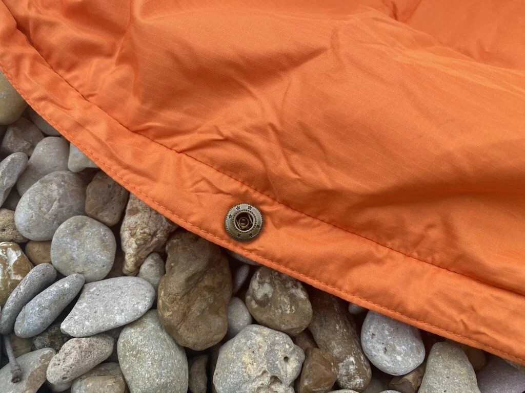 snaps on the VOITED Recycled Ripstop Outdoor Camping Blanket